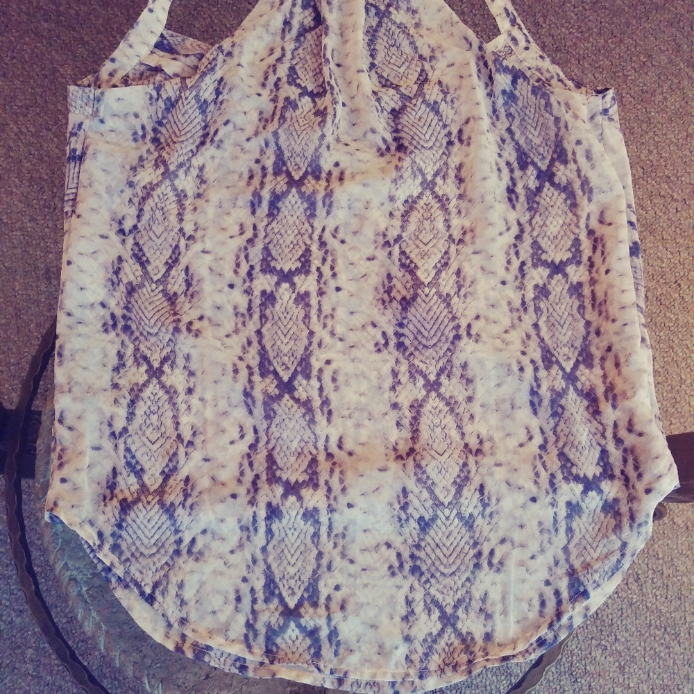 White and Gray Blouse, Small. Great Condition. - Picture 5 of 9